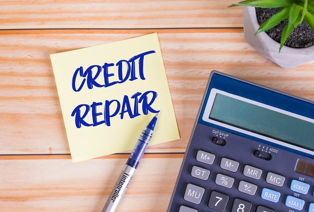 Empty sticky note with calculator on wooden tabel - Creative Commons Bilder Empty sticky note with calculator on wooden tabel - Creative Commons Bilder